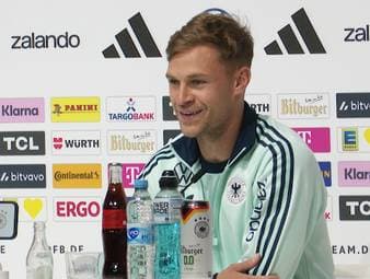 Joshua Kimmich wird auf die möglichen WM-Prämien angesprochen. Der Kapitän der deutschen Nationalmannschaft erklärt, wie der Ablauf der Verhandlungen aussieht - und warum der DFB gegenüber den Spielern in einer komfortablen Situation ist.
