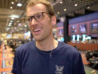 Christoph Vogelsang ist nach Fedor Holz der zweiterfolgreichste Pokerspieler Deutschlands. Am Pokertisch hat er bereits über $30 Millionen gewonnen. Abseits des Spiels ist ihm ein Aspekt des Lebens besonders wichtig.