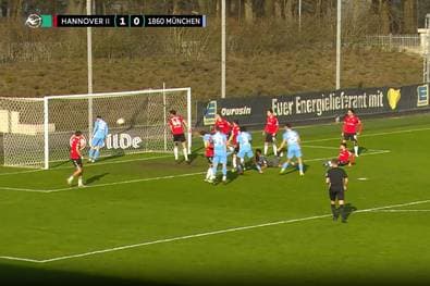Irrsinn pur! Mitspieler verhindert eigenes Tor