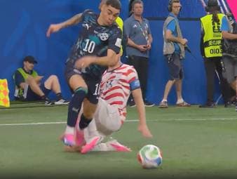 Beim Länderspiel zwischen den USA und Paraguay korrigierte der Schiedsrichter nach einem VAR-Eingriff trotz bereits erfolgten Wiederanpfiffs eine Gelbe Karte gegen die USA und verwarnte stattdessen den paraguayischen Spieler wegen einer Schwalbe.