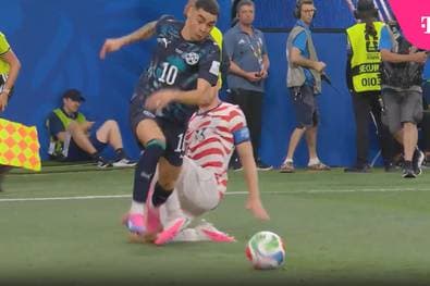 Schiri korrigiert Strafe! Spieler kann es nicht fassen