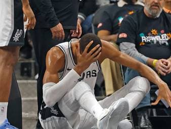 Victor Wembanyama muss nach einem harten Sturz früh raus und wird ins Concussion-Protokoll aufgenommen. Die Spurs verlieren gegen Portland, sein Einsatz für das nächste Spiel ist offen.