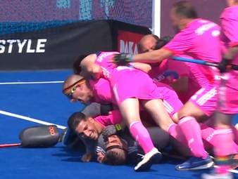 Deutschland hat sich die erste Medaille bei der Hockey-EM gesichert. Das Finale der Special-ID, der EM für Menschen mit geistiger Beeinträchtigung, entscheidet das DHB-Team mit 5:1 gegen England für sich.