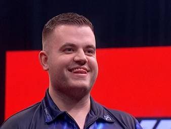 Überraschendes Aus bei der European Darts Trophy! Michael van Gerwen scheitert im Sechzehntelfinale an seinem Landsmann Niels Zonneveld, der erstmals gegen van Gerwen gewinnt.