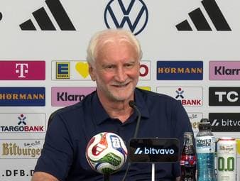 In den nächsten Wochen sind die DFB-Profis viel unter sich. Könnte da die Gefahr eines Lagerkollers aufkommen? Rudi Völler erzählt bei diesem Thema aus eigener Erfahrung, die offensichtlich nicht so rosig war, wie man es oft erzählt.