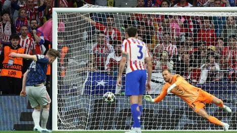 Viktor Gyökeres (l.) trifft vom Punkt