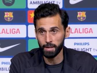 Nach der 0:2-Niederlage im Clásico und der Meisterkrönung Barcelonas wendet sich Real-Coach Álvaro Arbeloa an die Fans und gibt ein Versprechen ab. Ob der stark gefährdete Coach es selbst einlösen kann, ist dabei ungewiss.
