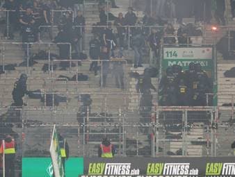 Feuer und Gewalt: Heftige Krawalle nach Nordderby