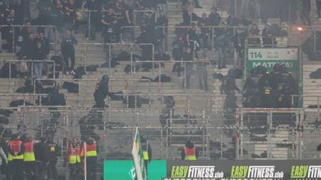 Polizei stürmt den HSV-Block in Bremen