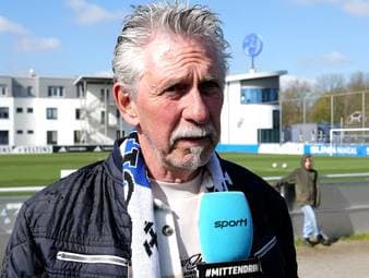 Edin Dzeko hat sich bei dem WM-Playoff-Spiel von Bosnien und Herzegowina an der Schulter verletzt. Mitspieler, Fans und Trainer Miron Muslic reagieren auf den Ausfall.