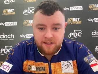 Josh Rock erklärt in der vierten Madhouse-Folge den kuriosen Post, den er nach dem zweiten Spieltag bei der Premier League of Darts auf Instagram teilte.