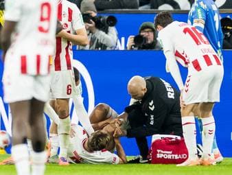 Der 1. FC Köln kassiert gegen Dortmund eine Niederlage in letzter Minute und muss zudem eine schwere Verletzung von Timo Hübers verkraften. Cheftrainer Lukas Kwasniok äußert sich nach dem Spiel dazu.