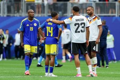 Nmecha betet mit Gegenspielern