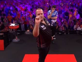 Luke Humphries ist bei den World Series of Darts Finals überraschend ausgeschieden. Der Engländer muss sich im Achtelfinale Dirk van Duijvenbode geschlagen geben. Der Niederländer sorgt damit für den nächsten Coup gegen Humphries.