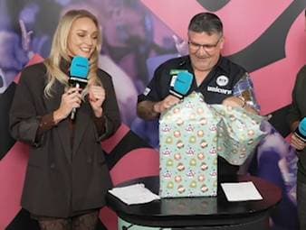 Gary Anderson feiert kurz vor Weihnachten seinen Geburtstag. Von SPORT1 gibt es ein ganz besonderes Geschenk - sehr zur Freude der Darts-Legende.