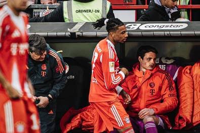 Mit Konfetti beworfen: Bayern-Star Olise provoziert