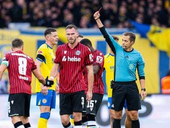 Erencan Yardimci von Eintracht Braunschweig brennen im Niedersachsen-Derby gegen Hannover 96 kurzzeitig die Sicherungen durch. Er würgt seinen Gegenspieler Boris Tomiak mit beiden Händen und kassiert Rot. Trainer Heiner Backhaus und Mitspieler Sven Köhler äußern sich. 