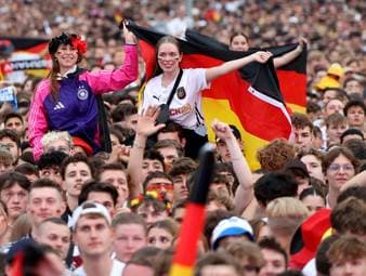 DFB-Team vor ausverkauften Rängen