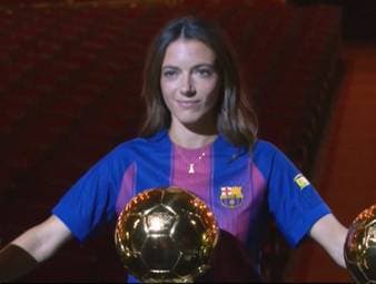 Auch mit dem dritten Ballon d'Or in Folge möchte sich Aitana Bonmati nicht mit Lionel Messi vergleichen. Die Spanierin spricht von ihren Anfängen im Fußball und dem Weg zu den drei Ballon d'Ors. 