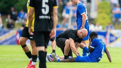 Osazee Aghatise (FC Carl Zeiss Jena) hatte sich im Spiel gegen den 1. FC Greiz schwer verletzt