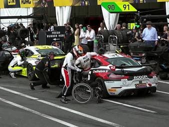 Beim 2. Rennen der ADAC GT4 Germany feiert Porsche wie schon am Tag zuvor einen Doppelsieg. Für eine besondere Szene sorgt Tim Horrell, der aus seinem Rollstuhl ins Rennauto steigt - und noch in der Boxengasse seine außergewöhnlichen Fähigkeiten am Lenkrad unter Beweis stellt.