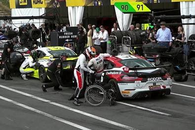 Vom Rollstuhl ins Rennauto! Besondere Szene am Norisring