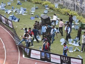 Hitzige Szenen im indischen Kolkata: Rund um die Stadion-Tour von Fußballlegende Lionel Messi kommt es zu Ausschreitungen von enttäuschten Fans. Zuvor enthüllt der Superstar eine gigantische Statue.