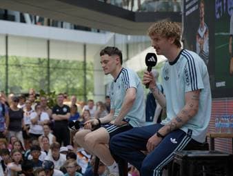 Nick Woltemade und Florian Wirtz stellen sich im Rahmen der WM-Vorbereitung in Herzogenaurach den Fragen von jungen deutschen Fans. 