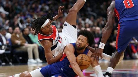 Cade Cunningham (unten) prallt mit Tre Johnson zusammen