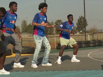 RB Leipzig ist aktuell auf Marketing-Tour in Südafrika. Einige Spieler erlernen dabei den Pantsula, einen traditionellen Tanz.