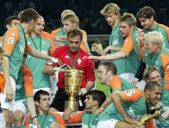 Vor dem Finale im DFB-Pokal 2025/26 erinnert sich Ivan Klasnic zurück an die Double-Saison 2003/04 mit Werder Bremen. Im großen SPORT1-Interview verrät er, welche Erinnerungen das Endspiel in ihm auslöst, warum eine peinliche Klatsche die legendäre Werder-Saison erst ermöglichte und wie ihm die Trophäen von damals auf dramatische Weise abhanden kamen.