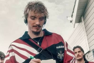 Woltemade präsentiert legendäres Trikot