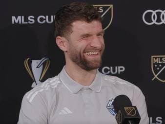 Auf der Pressekonferenz vor dem MLS-Cup-Finale gegen Inter Miami sorgt Thomas Müller für einen Lacher. 
