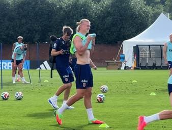 Auch in den USA ist die Begeisterung für die norwegische Nationalmannschaft und ihren Superstar Erling Haaland spürbar, während das Team unter dem Jubel zahlreicher Fans seine Trainingseinheiten absolviert. Was ist für die Wikinger drin bei der WM 2026?
