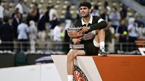 Carlos Alcaraz im Vorjahr mit der Trophäe