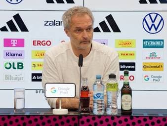 Christian Wück gibt in der Pressekonferenz ein Statement zum Outing von Christian Dobrick und sagt, die Männer könnten von den Frauen noch lernen und hofft es wird in der Zukunft normal.