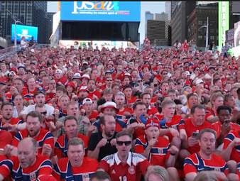 Das "Wikinger-Rudern" der norwegischen Fans ist bei dieser WM allgegenwärtig. Auf dem Times Square in New York sorgte der innbrünstig gesungene Fangesang nun für die nächsten beeindruckenden Bilder. 