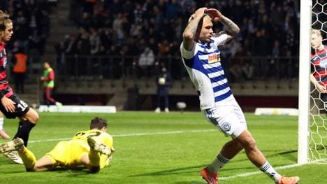 Maximilian Dittgen (r.) rauft sich die Haare