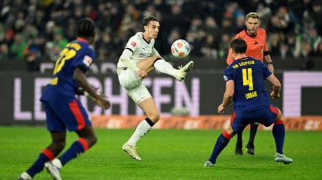 Florian Neuhaus (M.) muss pausieren