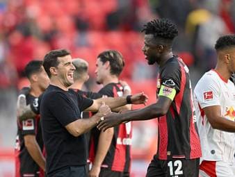 Leverkusens Edmond Tapsoba hatte in der 15. Minute gegen Leipzig einen kuriosen Aussetzer und spielte den Ball geradewegs ins Aus. Offenbar hielt er seinen gestikulierenden Trainer Carles Martinez für einen Mitspieler.