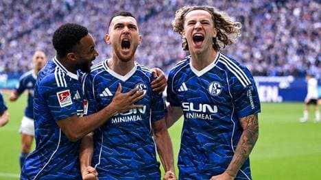 Hasan Kurucay (M., mit Moussa Sylla und Mika Wallentowitz) beim Torjubel