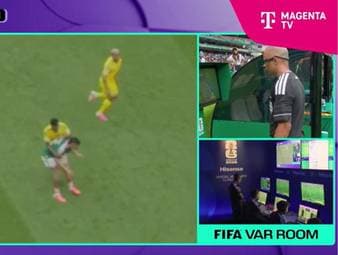 Themba Zwane fliegt in der 85. Spielminute im WM-Eröffnungsspiel nach VAR-Check vom Platz. Der Unparteiische entscheid dabei auf Tätlichkeit. 