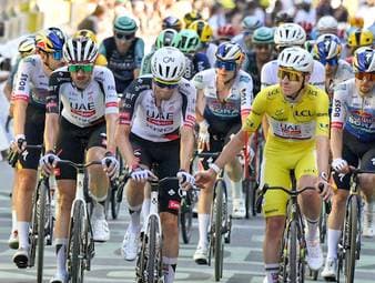 Adam Yates erlebt bei der Tour de France einen schlimmen Tag. Aufgrund körperlicher Probleme verliert der Helfer von Tadej Pogacar auf der 17. Etappe früh den Anschluss und muss mächtig auf die Zähne beißen.