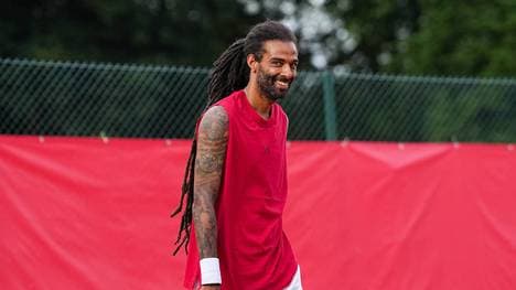 Dustin Brown hat seinen Tennisschläger gegen ein Padelracket getauscht