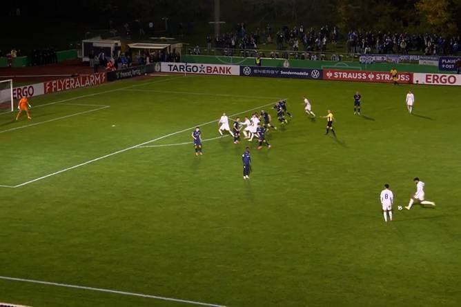 Freistoß-Trick vom Feinsten! Damit rechnete keiner