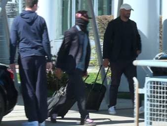 Michael Olise feierte mit dem FC Bayern München einen 2:1-Sieg im Hinspiel des Champions-League-Viertelfinals. Bei der Ankunft der Münchner am heimischen Flughafen am Mittwoch stach der Franzose dann mit einem besonderen Outfit ins Auge. 