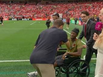 Vor dem WM-Spiel zwischen der Schweiz und Kanada gibt es emotionale Szenen. Der verletzte Ismaël Koné wird im Rollstuhl auf den Rasen gefahren und von den Fans mit großem Applaus empfangen.