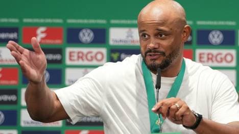 Kompany bei der Pressekonferenz nach dem Pokalfinale