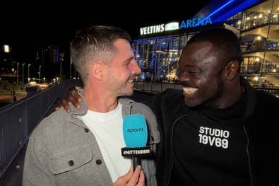 Asamoah crasht Reporter-Schalte