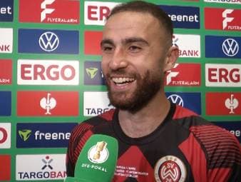 Fatih Kaya ließ mit seinem Doppelpack die Sensationshoffnung von Wiesbaden aufleben. Trotz der Niederlage ist der Stürmer stolz auf die Teamleistung. Außerdem wartet noch ein besonderer Lohn auf den Wehen-Akteur.